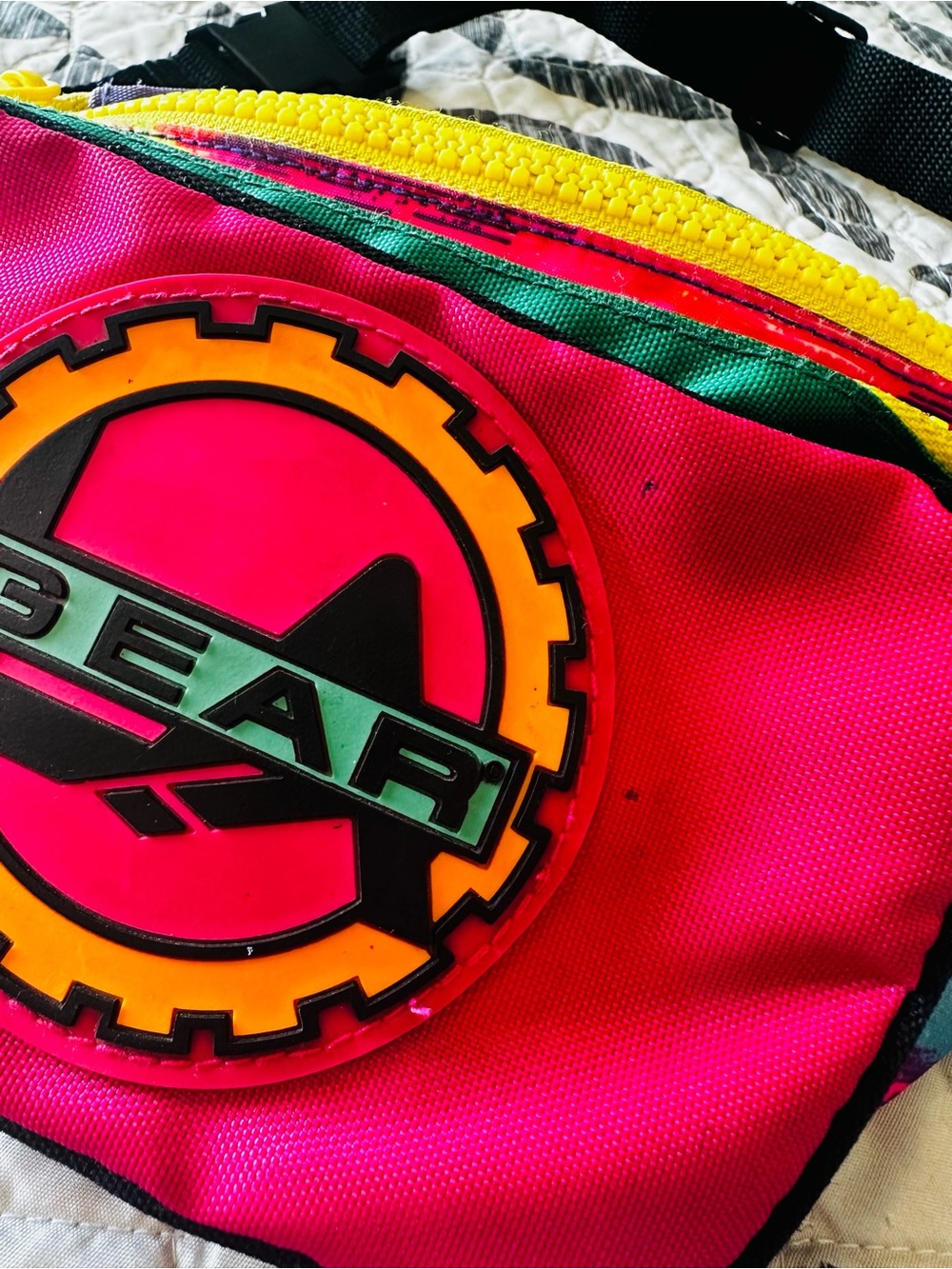 LA GEAR 90’s Neon Multi-Color Fanny Pack with Yellow Zipper - Picture 2 of 7